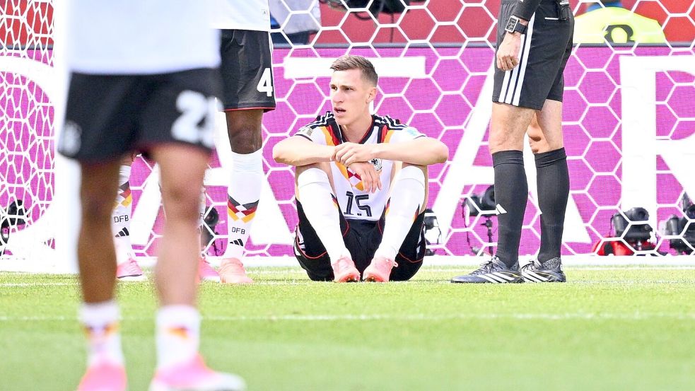 Musste gegen die Elfenbeinküste vorzeitig runter und kann bei der WM nicht mehr spielen: Nico Schlotterbeck. Foto: Tom Weller/dpa
