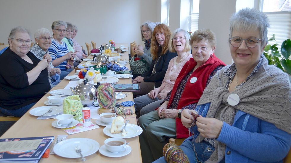 Henriette Tjaden (rechts) hat in der Region mehrere Strickgruppen. Foto: Astrid Fertig/Archiv