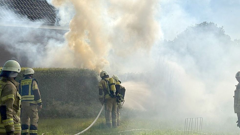 Die Feuerwehr Ramsloh löschte am Montagmorgen einen Heckenbrand an der Kanalstraße in Bollingen. Foto: Thomas Giehl/Feuerwehr