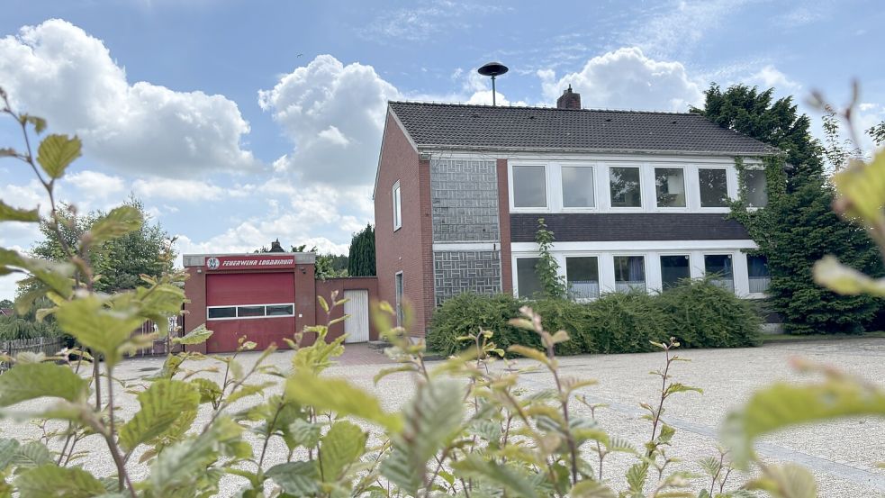 Haus und Garage sollen weichen: Gegenüber der Mühle Eiklenborg soll Platz für ein Bauvorhaben geschaffen werden. Foto: Vera Vogt