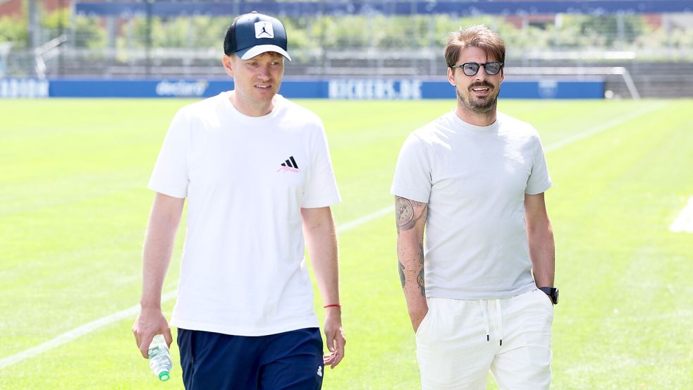 Henning Rießelmann und der neue BSV-Trainer Björn Lindemann schauen sich vor dem großen Kennlerntag das Ostfriesland-Stadion an. Foto: Jens Doden/Emden