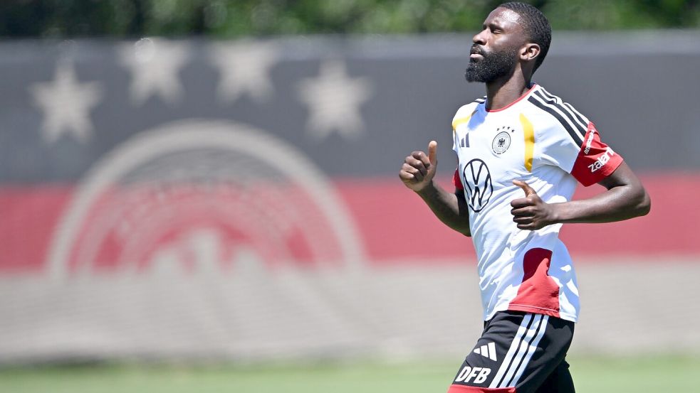 Rüdiger rückt nun in die Startelf der Nationalmannschaft. Foto: Federico Gambarini/dpa