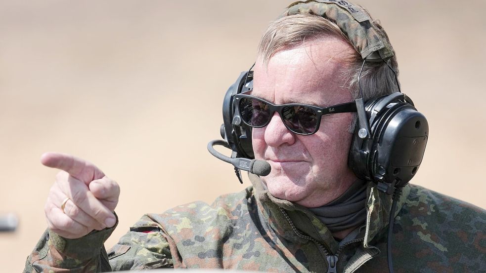 Pünktliche Einsatzbereitschaft hat für den Verteidigungsminister Priorität. Foto: Kay Nietfeld/dpa