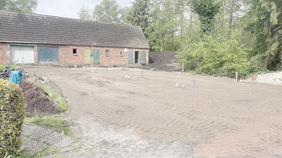 Kanalweg 21 in Ramsloh: Auf diesem Grundstück sollten die Wohncontainer aufgestellt werden – die Arbeiten wurden jedoch vorerst gestoppt. Foto: Horst Kruse