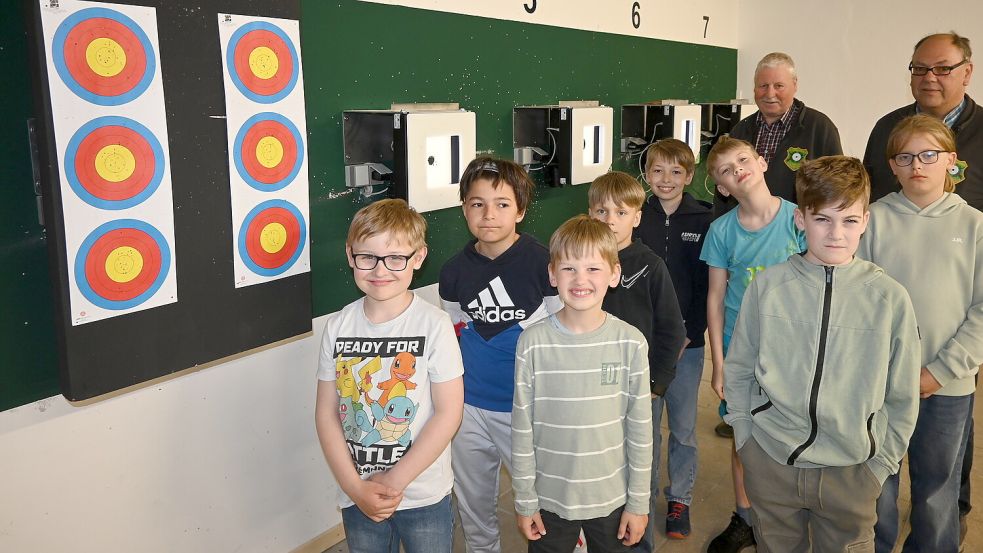 Das Schießtraining mit dem Blasrohr oder Gewehr erfreut sich beim Schützennachwuchs in Flachsmeer großer Beliebtheit. Das Foto zeigt die Teilnehmer beim Training (hintere Reihe) Arno Woortmann (Vereinsvorsitzender) und Thomas Träger (2. Vorsitzender/Sportleiter), davor sind (von links) Louis Frerichs, Denis Arfan, Kiono Oltmanns, Joris Bröckmann, Vincent Fuchs, Joel Büchler, Eddie Heyen und Lennart Brückmann zu sehen. Foto: Holger Weers