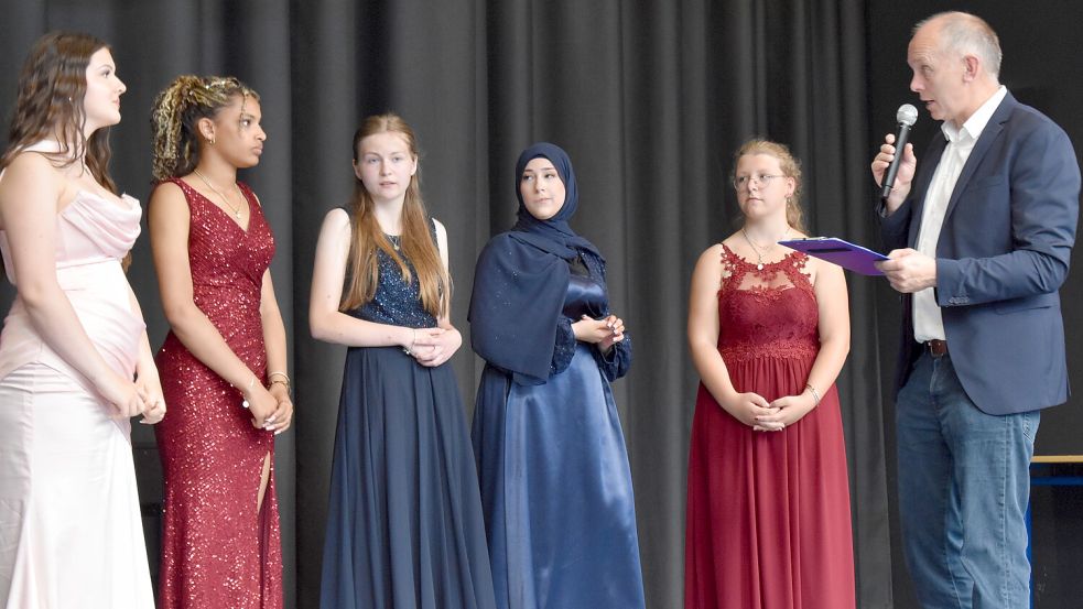 Schulleiter Ludger Mählmann erhrte während der Entlassfeier an der Schule am Osterfehn die Klassenbesten (von links): Zoe Albers, Kymberley Gernand, Anna Lena Habedank, Houda Nour und Samara Scheffler. Fotos: Henrik Zein