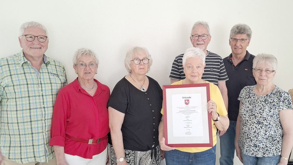 Freuen sich über die Urkunde, die der Seniorenbeirat Westoverledingen anlässlich des Wettbewerbs „Unbezahlbar und freiwillig“ erhalten hat: Horst Neisius (von links), Hella Geiken, Ulla Korte, Thea Boelsen, Karin Moch sowie (hintere Reihe) Hans-Georg Füllbrunn und Burghard Reineke. Auf dem Bild fehlen Siegfried Moch und Heinz-Gerd Möller. Foto: Gemeinde Westoverledingen