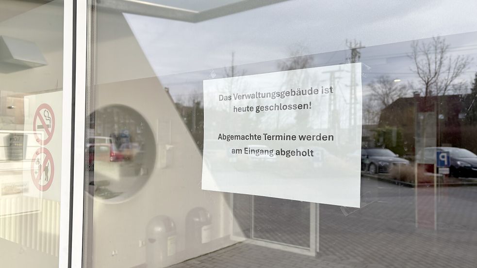 Das Verwaltungsgebäude III in Emden wurde am 21. Januar 2026 für die allgemeine Öffentlichkeit gesperrt, nachdem ein Sicherheitsmann mit einem Messer verletzt worden war. Foto: Mona Hanssen/Archiv
