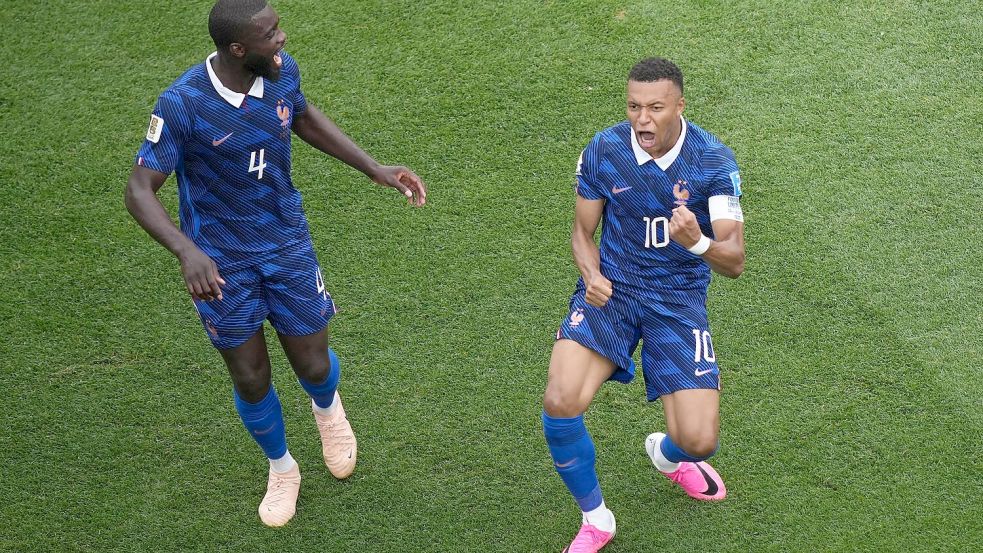 Im 100. Länderspiel: Kylian Mbappé feiert sein Führungstor mit Bayern-Profi Dayot Upamecano. Foto: Matt Rourke