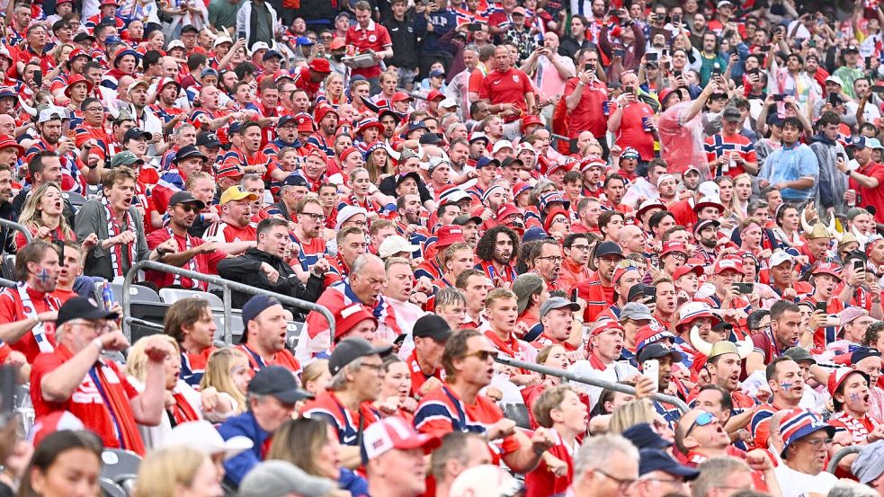 Die norwegischen Fans zeigen ihre Ruder-Choreografie. Foto: Tom Weller/dpa
