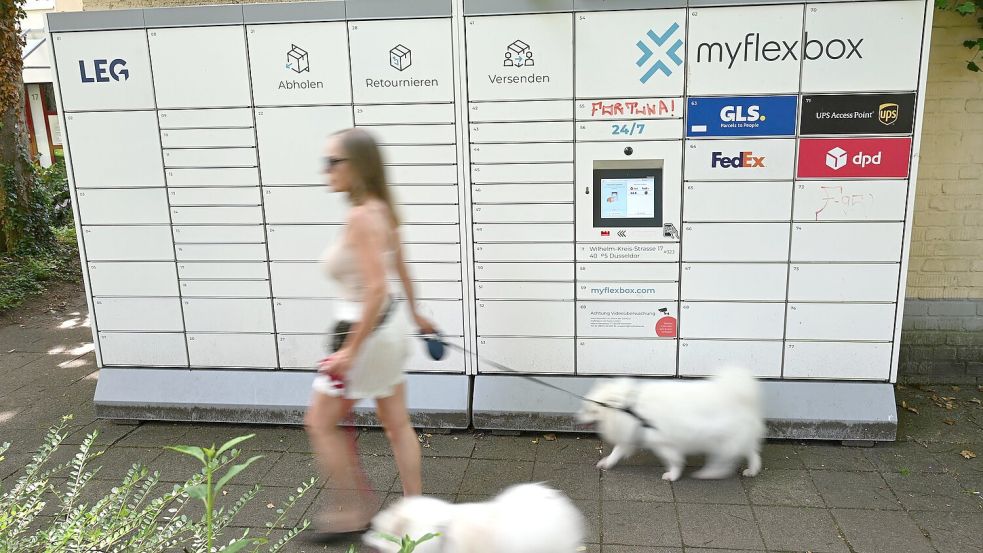Gassigehen am Paketautomaten vorbei: Alltagsszene aus Düsseldorf. Foto: Wolf von Dewitz/dpa