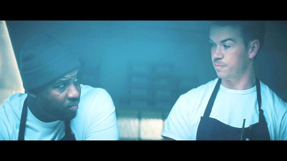 Auch zwischen Dessertkoch Marcus (Lionel Boyce, links) und seinem Kollegen und engen Vertrauten Luca (Will Poulter) ist das Verhältnis plötzlich angespannt. Foto: Disney+/dpa