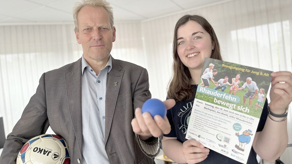 Pia Hasselder vom Gesundheitsamt und Bürgermeister Geert Müller hoffen auf viele Besucher beim ersten Bewegungstag, der in Rhauderfehn stattfinden wird. Foto: Marion Janßen