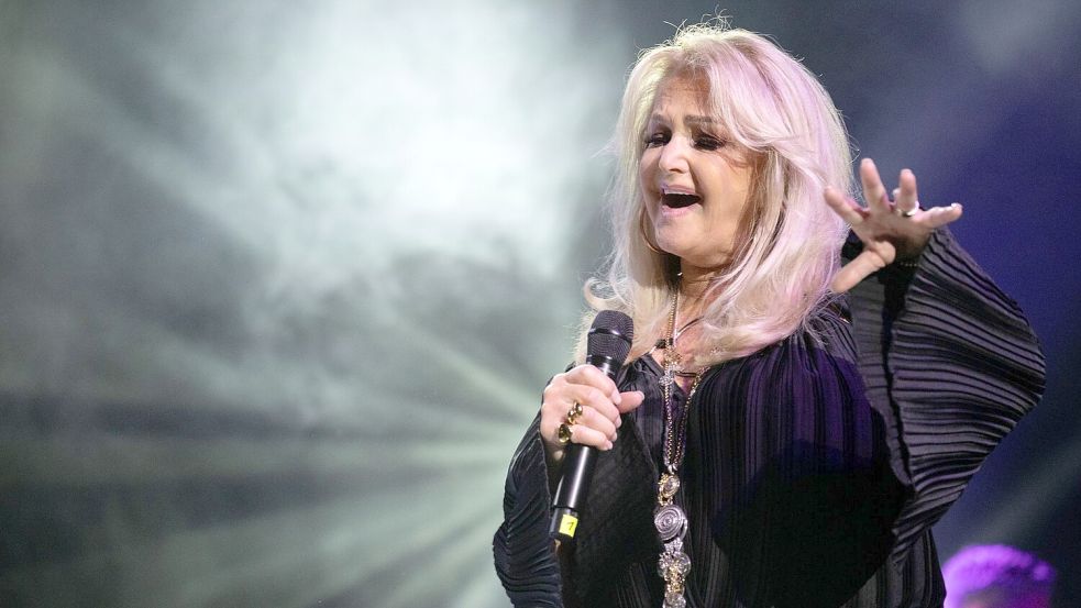Die Sängerin Bonnie Tyler steht 50 Jahre nach ihrem großen Durchbruch noch immer regelmäßig auf der Bühne. Am Freitag, 9. Juli 2027, kommt sie nach Wiesmoor – nachdem der ursprüngliche Termin, der 30. Mai 2026, abgesagt werden musste. Foto: Sebastian Gollnow/dpa/Archiv