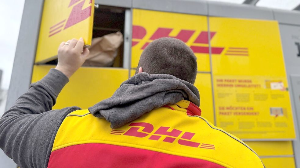 Rein in den Automaten, damit der Empfänger die Sendung später abholt: ein DHL-Paketbote bei der Abgabe von Sendungen an einer DHL-Packstation. Foto: Wolf von Dewitz/dpa-Zentralbild/