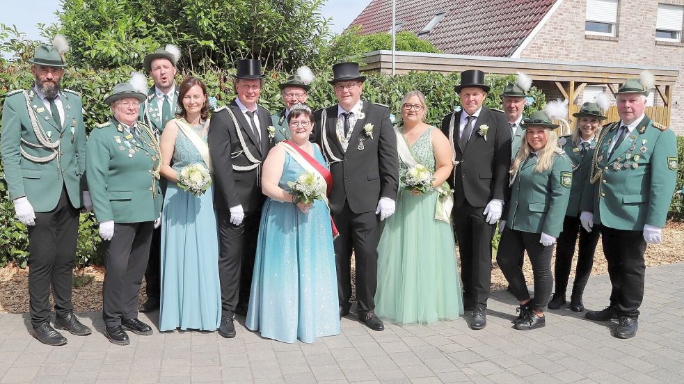 Der neue Königsthron des Schützenvereins Sedelsberg mit König Johannes Huhsmann und Königin Jantje Huhsmann (Mitte vorn) sowie die Adjutantenpaare Sandra und Stefan Thien (links) und Torsten und Sarah Brüning mit dem gesamten Vorstand. Foto: Hans Passmann