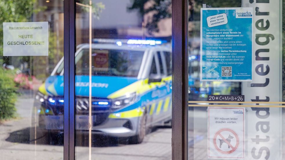 Ein Mann hat sich im Rathaus von Lengerich bei Münster mit einer brennbaren Flüssigkeit übergossen. Foto: David Ebener