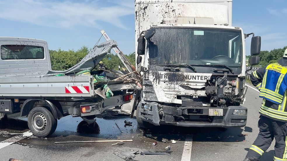 Ein Lkw geriet in ein Baustellenfahrzeug - und zwei Arbeiter starben noch auf der Autobahn Foto: NWM-TV