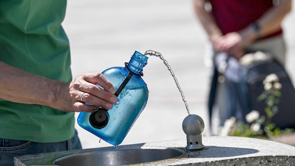 Öffentliche Wasserspender wie hier in Berlin bieten wichtige Erfrischung. Foto: Jens Kalaene