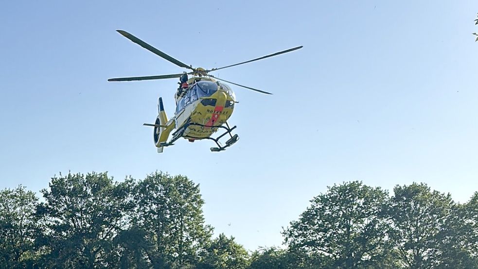 Mit dem Rettungshubschrauber wurde der schwer verletzte Autofahrer ins Krankenhaus geflogen. Foto: Carsten Ammermann
