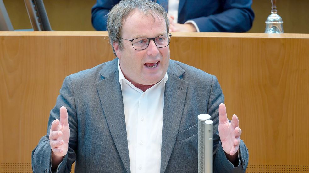 Minister Oliver Krischer übt deutliche Kritik an der Deutschen Bahn: „Das macht mich fassungslos.“ (Archivbild). Foto: Henning Kaiser