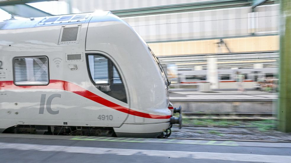 Die Störung im Bahnverkehr konnte gegen 0.30 Uhr behoben werden. Seither rollen die Züge wieder. Foto: Jason Tschepljakow/dpa
