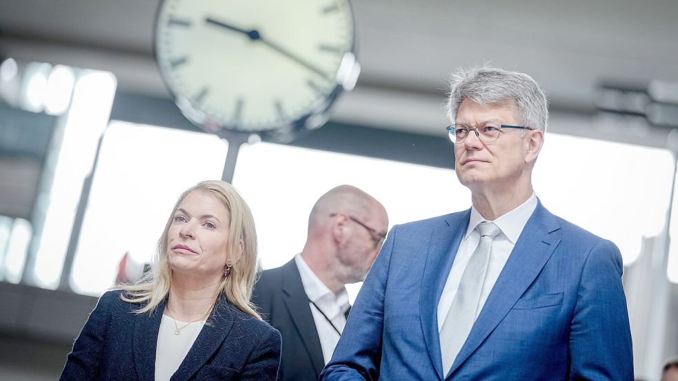 Verkehrsminister Patrick Schnieder (CDU) fordert von Bahnchefin Evelyn Palla Aufklärung über den Vorfall. Foto: Kay Nietfeld/dpa