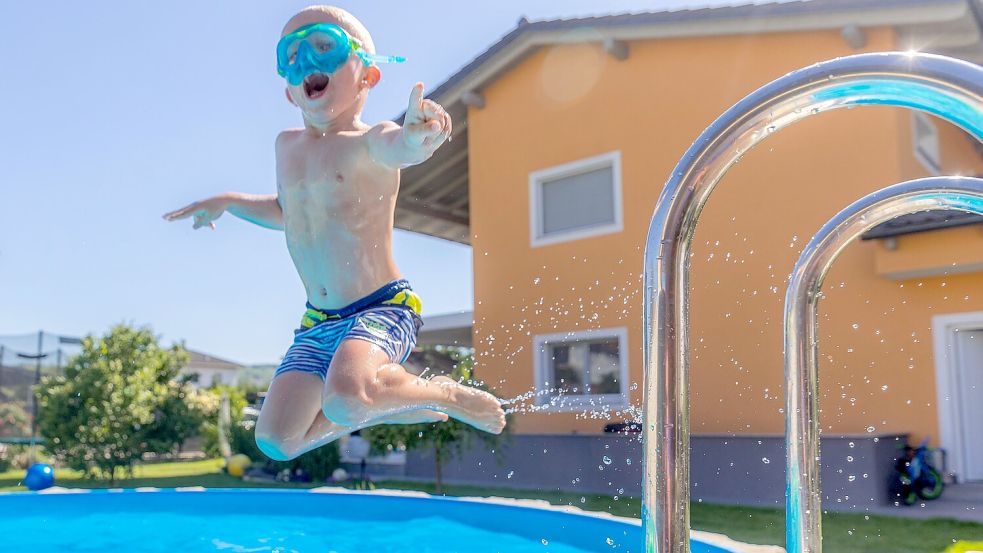 Vor dem ersten Sprung in den Pool sollte vor allem der Wasserzustand untersucht werden. Fotos: Pixabay