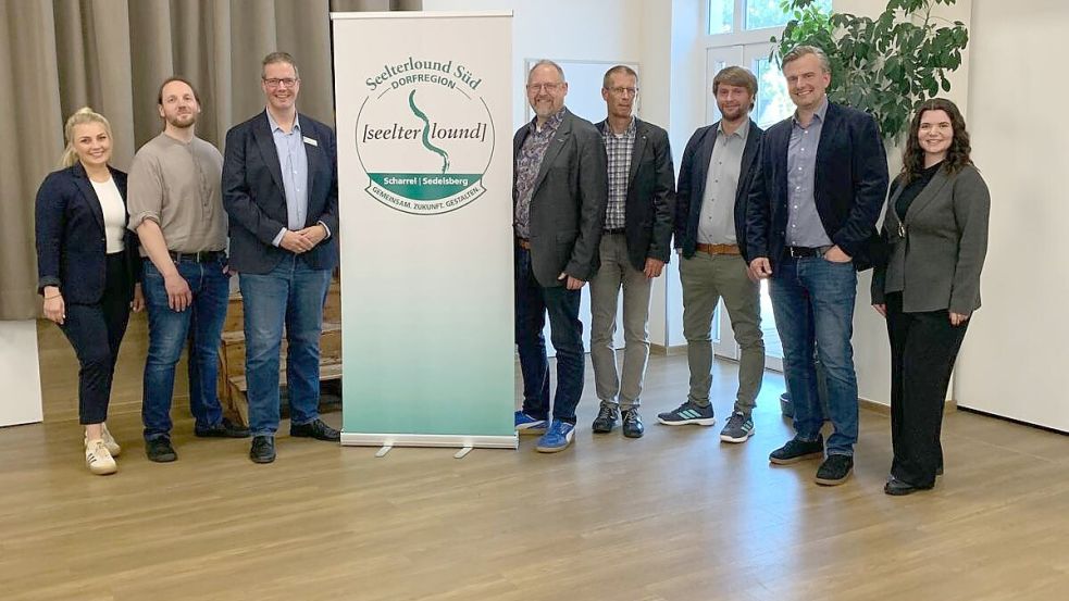 Bürgermeister Thomas Otto (4. von links) mit Vertreterinnen und Vertretern der Gemeinde Saterland sowie des Amts für regionale Landesentwicklung (ArL) Oldenburg beim Auftakt der Dorfentwicklung „Seelterlound Süd“ im Canisiushaus in Sedelsberg. Foto: Gemeinde Saterland