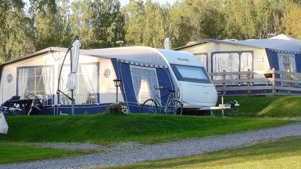 Urlaub im Wohnwagen steht bei den Deutschen nach wie vor hoch im Kurs. Die Zahl der Neuzulassungen ist in diesem Jahr erneut gestiegen.
