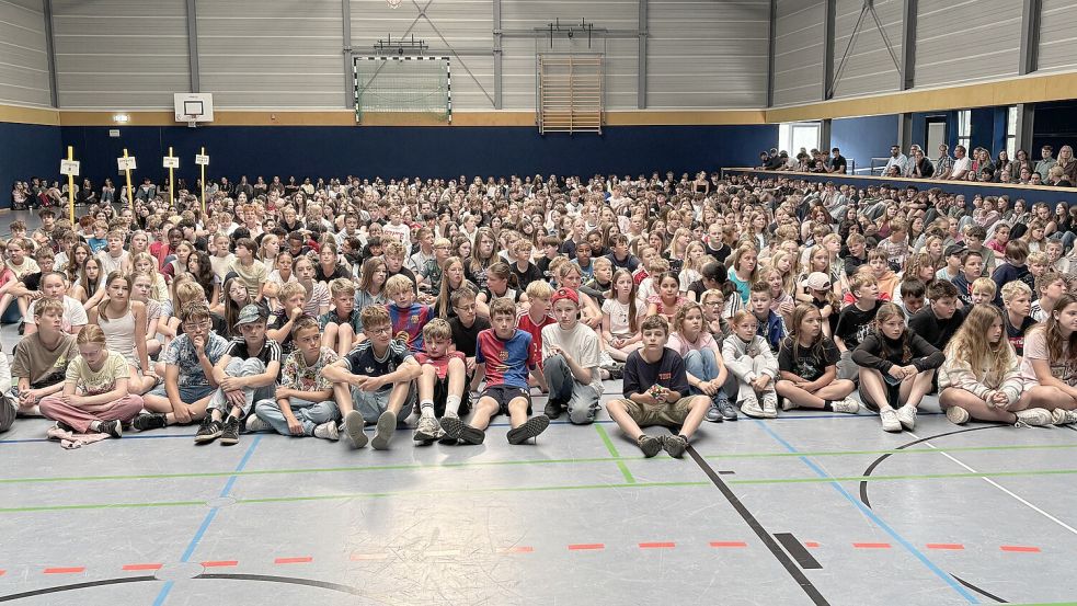 Die Schüler des Albrecht-Weinberg-Gymnasiums Rhauderfehn nahmen an diesem Dienstag an einer Gedenkveranstaltung für ihren Namensgeber Albrecht Weinberg in der Turnhalle teil. Foto: Carsten Ammermann