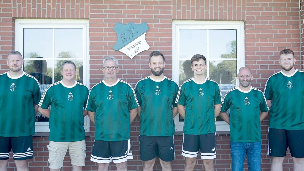 Beim SV Manslagt startet eine neue Ära. Zu den Initiatoren der neuen Fußballmannschaft gehören Sven Rah (von links), Casjen de Vries, Rainer Stomberg, Kevin Stomberg, Simon Stomberg, Frank van Hoorn und Triston Wilberts. Fotos: Odens/