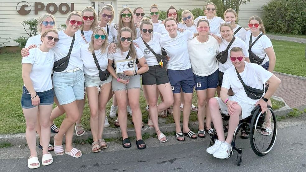 Die Fußballerinnen von TB Twixlum um Trainer Karsten de Voß (rechts) genossen ein Party-Wochenende in Wangerland und sammelten dabei auch Geld unter dem Motto „Magda for free“. Foto: Privat