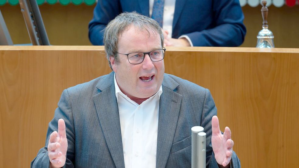Minister Oliver Krischer übt deutliche Kritik an der Deutschen Bahn: „Das macht mich fassungslos.“ (Archivbild) Foto: Henning Kaiser