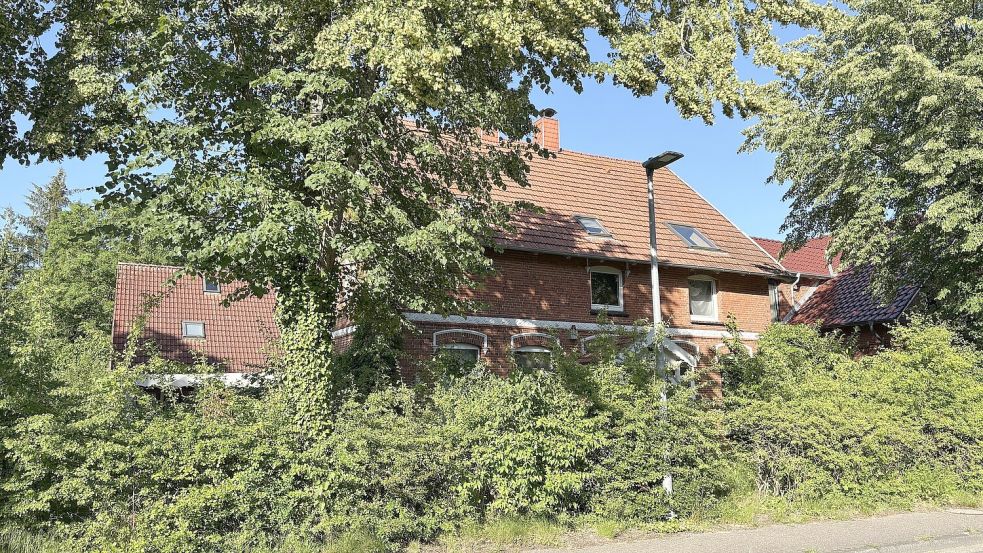 Die Polizei hat auch am Mittwoch ihre Durchsuchungen im Falle des versuchten Tötungsdelikts in Schirum fortgesetzt. Das Foto zeigt ein Haus am Grünen Weg in Aurich, wo am Dienstag Beamte im Einsatz waren. Foto: Karin Böhmer