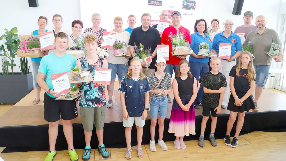 Über Preise und Urkunden freuten sich die siegreichen Teilnehmer des diesjährigen Stadtradelns der Gemeinde Barßel. Foto: Hans Passmann