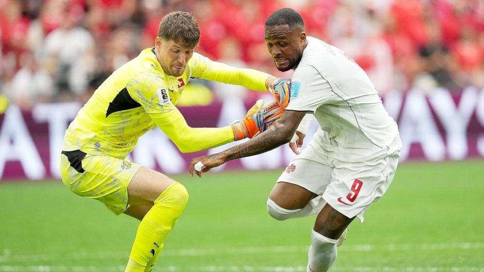 Larin versucht Kobel zu umkurven. Foto: Ethan Cairns