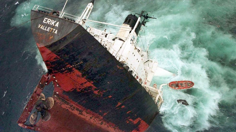 Der Untergang der „Erika“ verursachte eine verheerende Ölpest (Archivbild). Foto: Marine Nationale/AFP/epa/dpa