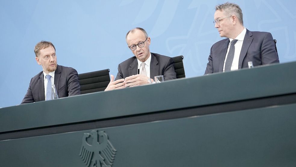 Schon bei dem Treffen der Länderregierungschefs mit Kanzler Merz (Mitte) im Dezember noch unter dem Vorsitz des abgewählten rheinland-pfälzischen Ministerpräsidenten Schweitzer (rechts) war es um die Bund-Länder-Finanzen gegangen. (Archivfoto) Foto: Michael Kappeler/dpa