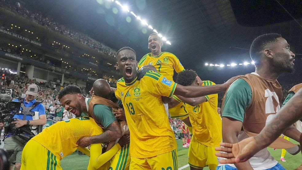 Südafrika feiert das Weiterkommen. Foto: Moises Castillo