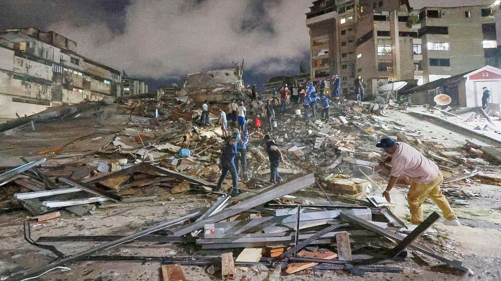 Rettungskräfte durchsuchten nach dem Erdbeben die Trümmer. Foto: Javier Campos