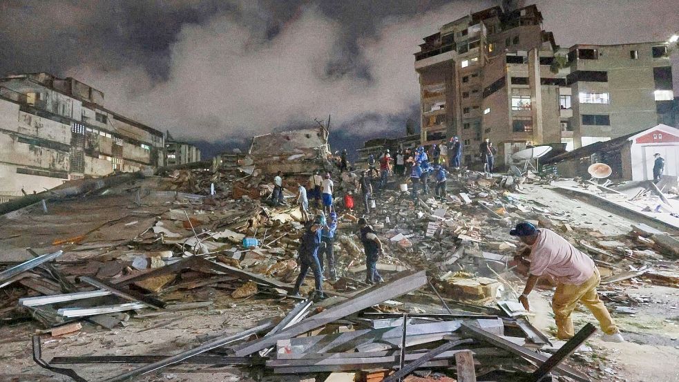 Rettungskräfte in Venezuela durchsuchen Trümmer. Foto: Javier Campos