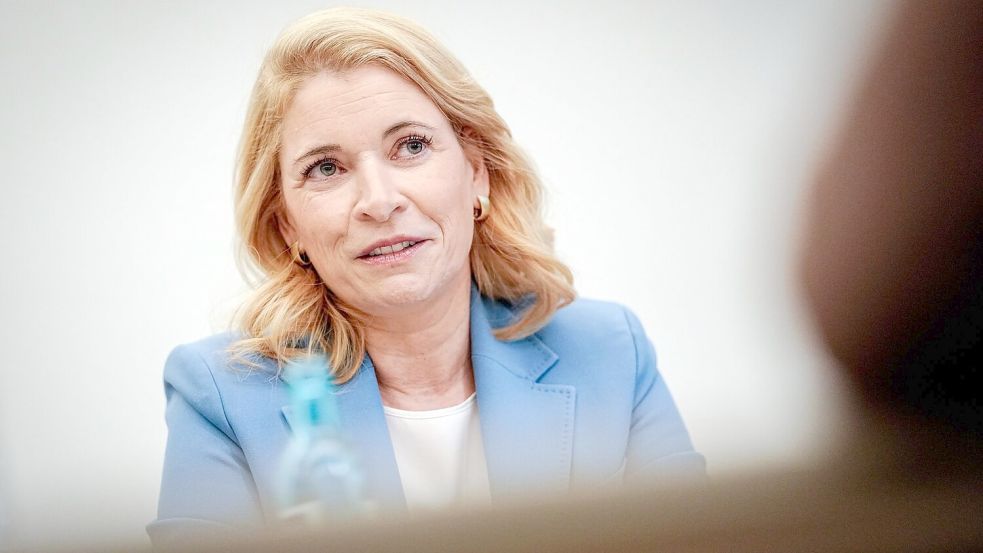 Bahnchefin Evelyn Palla will unter anderem in der Konzernleitung viele Stellen abbauen. (Archivbild) Foto: Kay Nietfeld/dpa