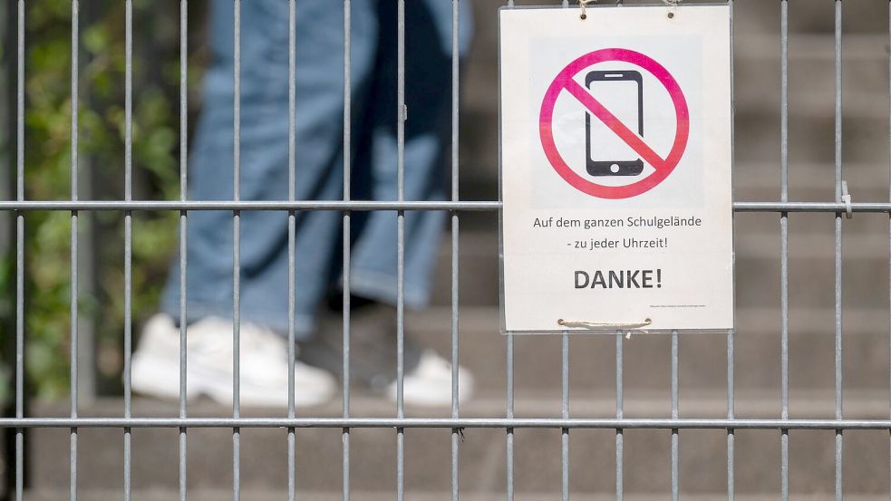Eine Empfehlung ist, die private Nutzung von Handys im Unterricht und in Pausen bis Klasse sieben zu verbieten. (Illustration) Foto: Marijan Murat