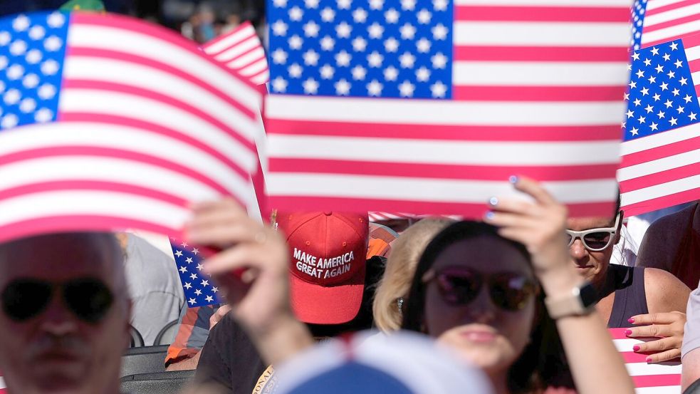 Im Publikum waren US-Flaggen und Kappen der MAGA-Bewegung (Make America Great Again) zu sehen. Foto: Jen Golbeck