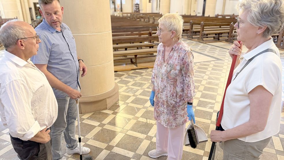 Aufgabenverteilung: Seelsorgerin Hedwig Sänger (Zweite von rechts) im Gespräch mit Bernd Gründing, Josef Averbeck und Dr. Annette Gründing (von links). Foto: Claudia Wimberg