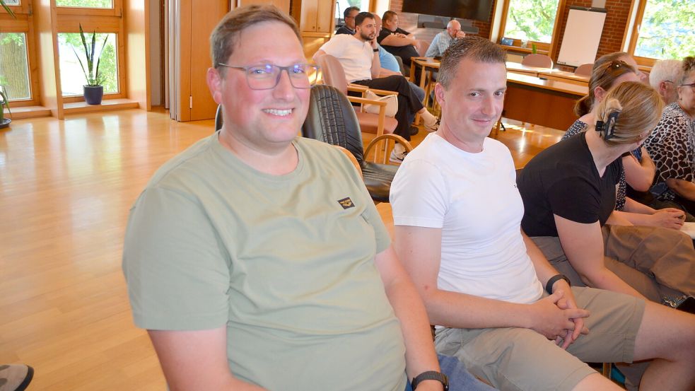 Florian Fugel (links) und Matthias Schulte waren bei der Ratssitzung am Mittwoch im Rathaus in Ramsloh zugegen und freuten sich, vom Gemeinderat ins Ehrenbeamtenverhältnis berufen zu werden. Foto: Astrid Fertig