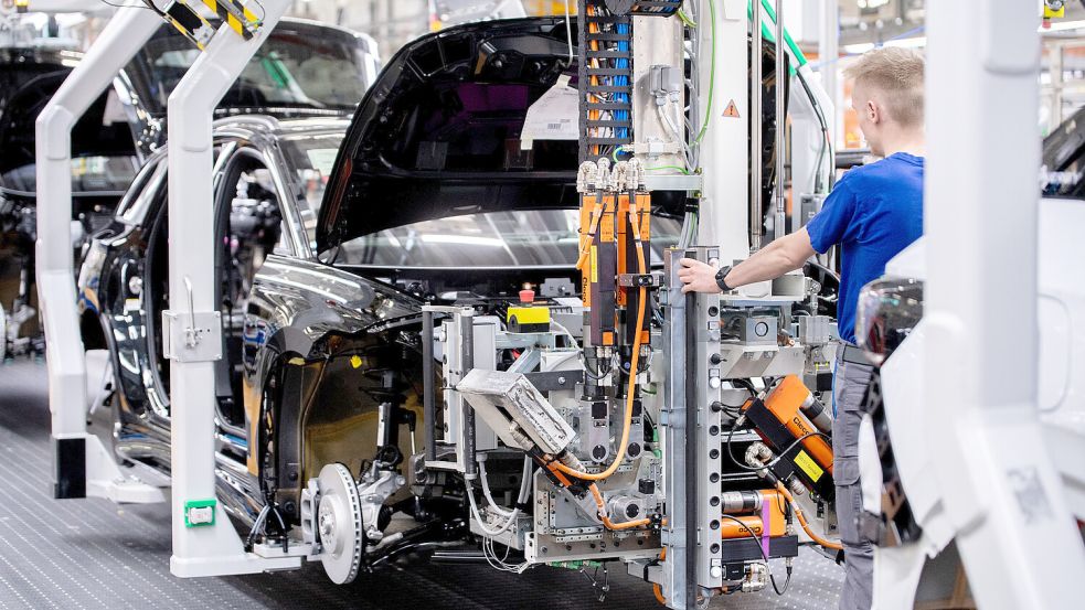 In den Fertigungshallen von VW wird es bei der Hitze der kommenden Tage natürlich auch heißer. Foto: Hauke-Christian Dittrich/dpa