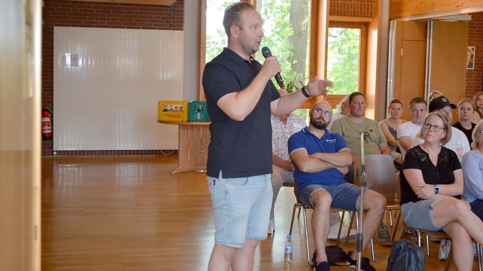 Engagiert stellte der Saterländer Maik Schön in der Einwohnerfragestunde Fragen an den Bürgermeister zur Standortfrage der Obdachlosenunterkunft. Foto: Astrid Fertig