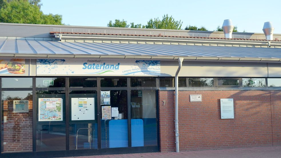 Kein Geld aus dem Bundesprogramm zur Sanierung kommunaler Sportstätten gibt es für die Dacherneuerung des Freizeitbads in Ramsloh. Doch die Gemeinde bleibt dran. Foto: Astrid Fertig